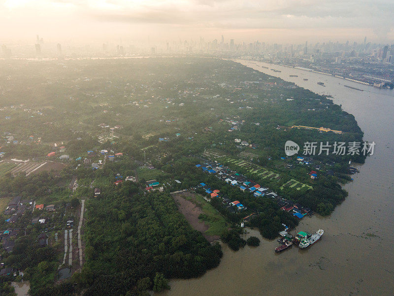 曼谷湄南河的绿地旅游景点，在河边看到绿色区域，被称为Bang Krachao。